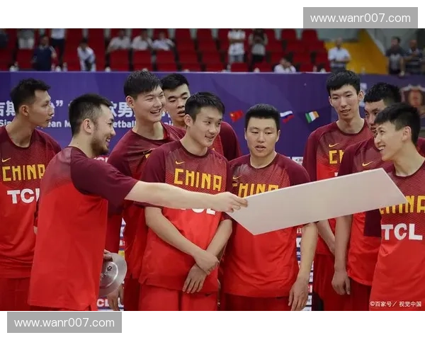 以紧逼防守为核心打造现代篮球高强度压迫体系新思路与团队协作提升竞争力